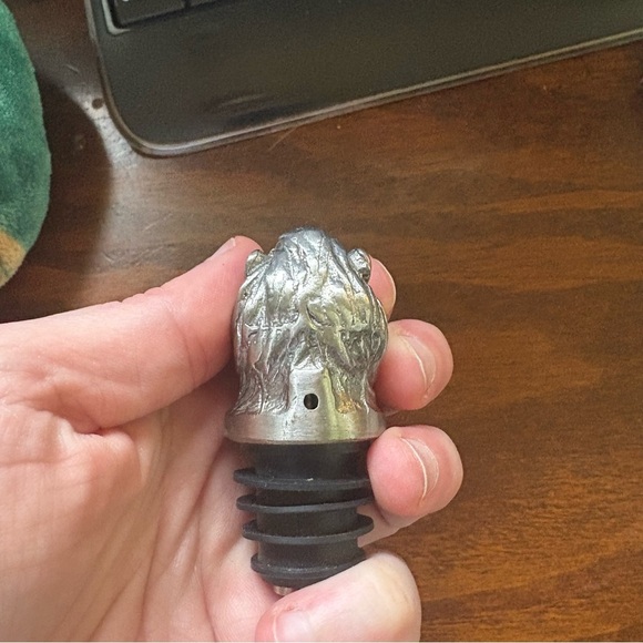 Lion Head Wine Bottle Stopper and Pour Spout - Picture 5 of 5